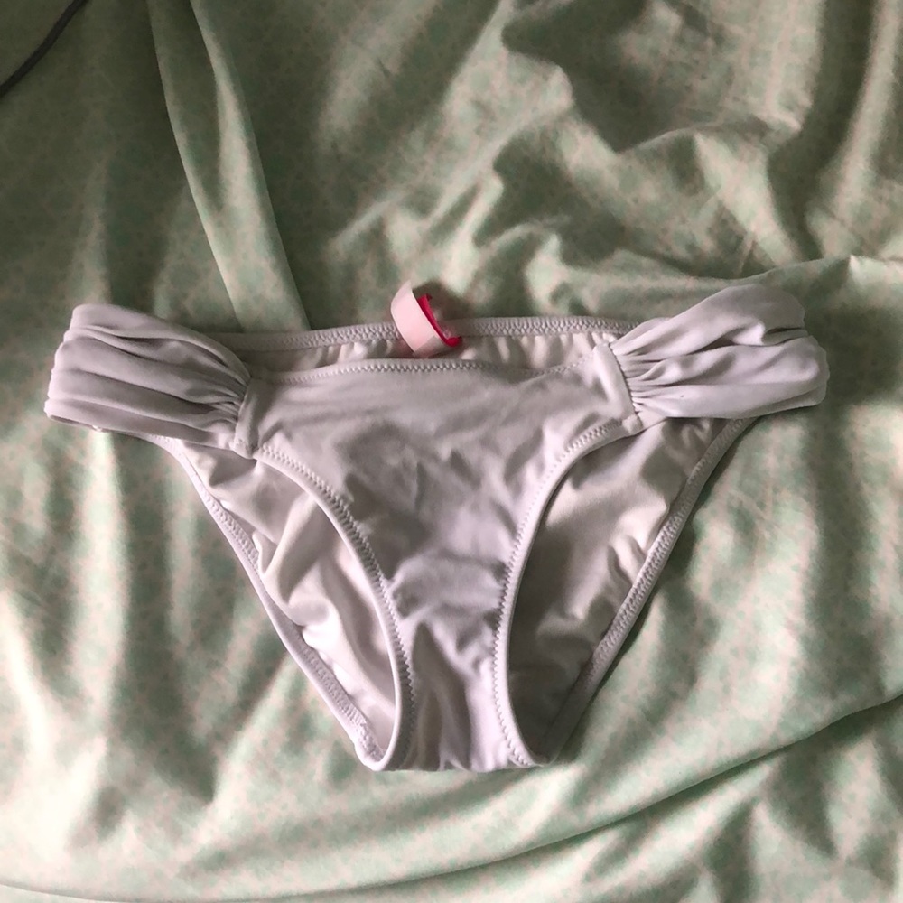 WHITE VS BOTTOMS